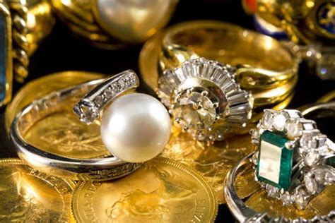 si spaccia per amica dei vip e truffa rolex